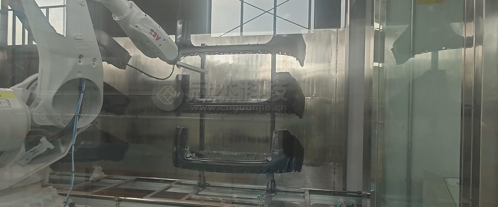 底漆喷涂后加除静电精准中和电荷，杜绝橘皮与膜厚不均问题